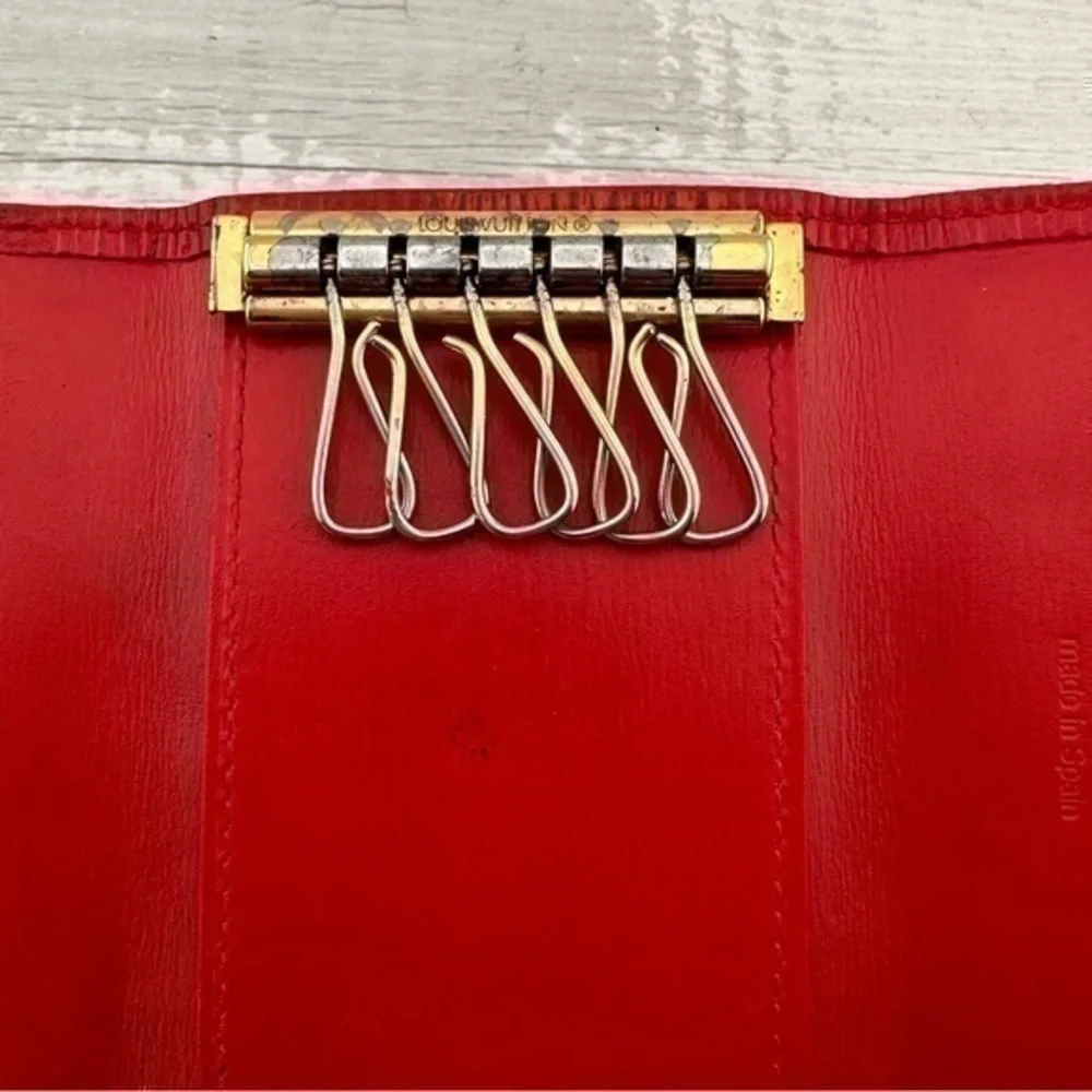 AUTHENTIC Louis Vuitton key holder. Previously owned. Color: Castilian r…